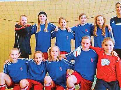 Die Ammerl&auml;nder Fu&szlig;ballm&auml;dchen mit ihrer Trainerin Andrea Prondzinski beim Turnier in Jaderberg.