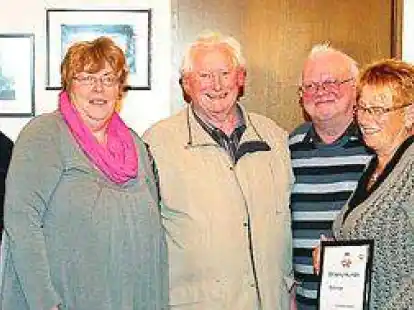 <p>Der neue Vorstand und die geehrten Mitglieder  (von links): Hermann Sassen, Mechthild Preut, Margret Wasserthal, Otto Harms, Heinz-Bernhard Kreke, Ingrid Gr&uuml;&szlig;ing, Friedhelm Baumh&ouml;fer, Werner Hibben </p>