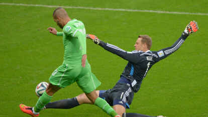 Mit solchen Aktionen ragte Manuel Neuer bei der Weltmeisterschaft heraus: Hier gr&auml;tscht er den Algerier Islam Slimani ab.