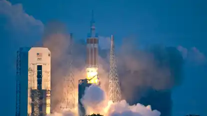 V&ouml;llig losgel&ouml;st: Die unbemannte Kapsel hebt   mit einer Rakete vom Typ Delta IV vom Weltraumbahnhof Cape Canaveral in Florida ab.