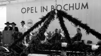 Richtfest f&uuml;r die neuen Bochumer Opel-Werke I und II am 12. April 1962.