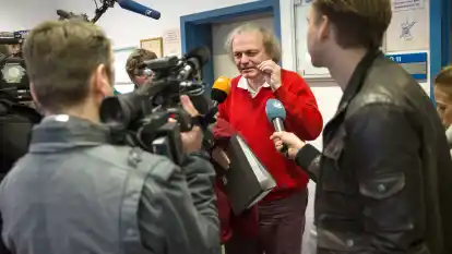 Weil er Nazi-Aufkleber und rechte Schmierereien &uuml;berspr&uuml;ht hat, ist Ralf Bender wegen Sachbesch&auml;digung zu einer Zahlung von knapp 1000 Euro verurteilt worden. Das Ordnungsamt von Limburg hatte den 52-j&auml;hrigen Aktivisten verklagt.