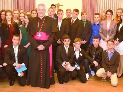 36 M&auml;dchen und Jungen aus Brake, Ovelg&ouml;nne und Elsfleth wurden von Weihbischof Heinrich Timmerevers in der Braker St.-Marien-Kirche gefirmt.