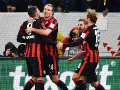 Da war noch alles gut: Frankfurts Torsch&uuml;tze Haris Seferovic (l-r), Alexander Meier und Stefan Aigner jubeln &uuml;ber das Tor zum 2:2.