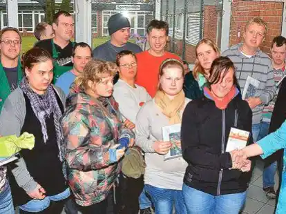 Frauke Broda (vorn rechts) &uuml;berreichte Urkunden und Nadeln &ndash; und war auch die erste Gratulantin.