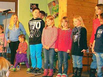 Lampenfieber kannten die Kleinen gar nicht:&bdquo;Aber er hat doch alles&ldquo; kam im Publikum bestens an.