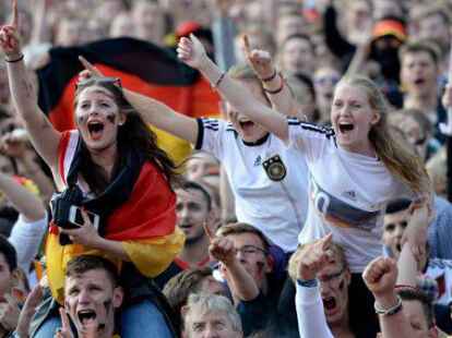 Sommerm&auml;rchen: Fans feiern enthusiastisch das DFB-Team.