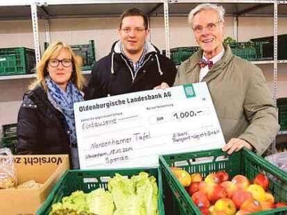 Marina Albers und Malte Baars  hatten f&uuml;r  Fred Memenga, den Gr&uuml;nder der Nordenhamer Tafel, einen 1000-Euro-Scheck mitgebracht.