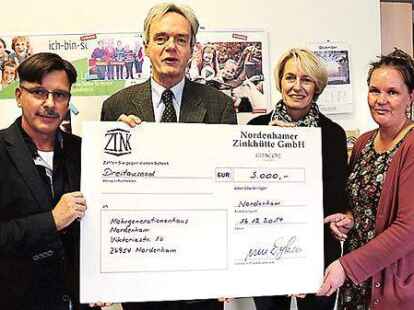 Spenden&uuml;bergabe im Mehrgenrationenhaus (von links): Ludger Abeln, Carl van Dyken, B&auml;rbel St&uuml;hrenberg und Claudia Redmer