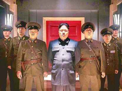 Sieht nur aus wie Kim Jong Un (oben): Szene aus dem Film &bdquo;The Interview&ldquo;. &ndash; Links: der Schauspieler und Komiker Seth Rogen