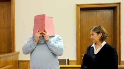 Der   ehemalige Krankenpfleger Niels H.  vor dem  Landgericht  in Oldenburg (Archivbild)