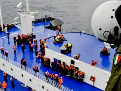 Passagiere warten auf der &bdquo;Norman Atlantic&ldquo; auf einen Rettungshubschrauber.