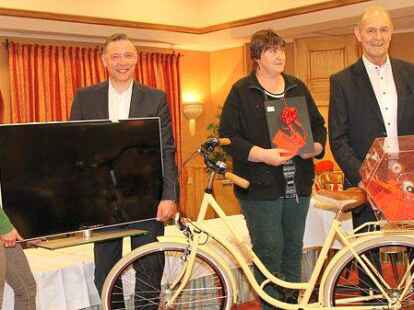 Gl&uuml;ckliche Gewinner: Arezo Pedri mit dem Vorsitzenden des Wirtschaftsf&ouml;rderungsvereins, Guido Gast (von links),  Marion Klusmann, die auch den zweiten Preis f&uuml;r Rike Klusmann mit entgegennahm,  und Moderator R&uuml;diger Janzen