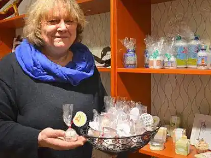 Verkauft in ihrem Laden &bdquo;Herzst&uuml;cke&ldquo; nur selbst gemachte und kreativ gestaltete Dinge: Ulrike Krahn mit kleinen Badepralinen.