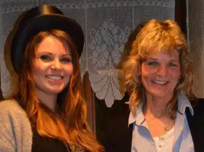 In der Nacht von Montag auf Dienstag fand wieder das P&uuml;ttbier statt: Zahlreiche P&uuml;ttgemeinschaften in Jever trafen sich am Abend, um gemeinsam zu essen, auf das Jahr zur&uuml;ck zu blicken und zu plaudern. Um Mitternacht gingen die Gemeinschaften zu ihren Brunnen, dann wechselten die P&uuml;ttmeister mit Amtskette, Zylinder und S&ouml;ker. Auch die P&uuml;ttgemeinschaft der Kattrepel-P&uuml;tt traf sich, alte Meisterin ist Frauke Frenzel, neue Meistein ist Elke Glenz.