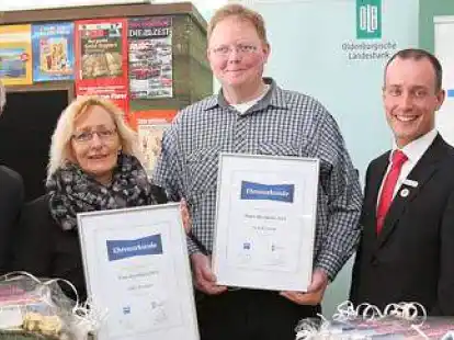 <p>        Die beiden Elsflether Menschen des Jahres 2013, Silke Renken und Frank Freels, waren von (von rechts) B&uuml;rgermeisterin Traute von der Kammer, OLB-Filialleiter Stephan Menke und  NWZ  -Redakteur Ulrich Schl&uuml;ter geehrt worden.    </p>