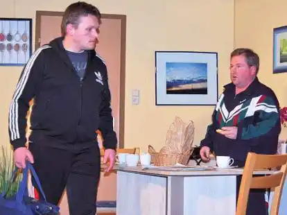 Ratlose M&auml;nner: Eine Szene aus dem neuen St&uuml;ck &bdquo;Ehe op Tiet&ldquo; der  W&ouml;schenlanner Theatergruppe