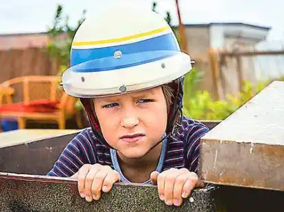 Der hochbegabte Oskar tr&auml;gt zur Sicherheit immer einen  Helm. Dennoch wird er eines Tages entf&uuml;hrt.