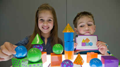 Nina und Marcus spielen am Rande der Pressekonferenz zur Spielwarenmesse 2015 im Messezentrum in N&uuml;rnberg  mit Mental Blox Critical Thinking Challenge von Learning Resources. Das Spielzeug ist in der Kategorie &bdquo;PreSchool&ldquo; f&uuml;r den &bdquo;Toy Award&ldquo; nominiert.