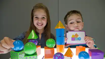 Nina und Marcus spielen am Rande der Pressekonferenz zur Spielwarenmesse 2015 im Messezentrum in N&uuml;rnberg  mit Mental Blox Critical Thinking Challenge von Learning Resources. Das Spielzeug ist in der Kategorie &bdquo;PreSchool&ldquo; f&uuml;r den &bdquo;Toy Award&ldquo; nominiert.
