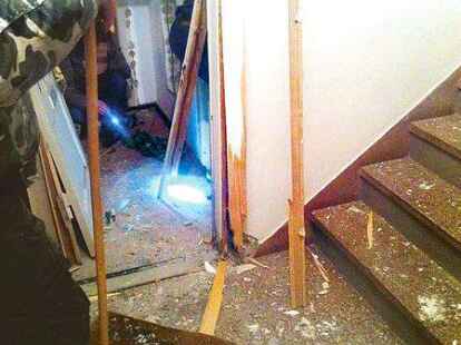 Ein Bild der Verw&uuml;stung: Die Explosion eines Sprengk&ouml;rpers im Treppenhaus eines Mehrparteienhauses an der M&uuml;nnichstra&szlig;e verursachte erhebliche Sch&auml;den.