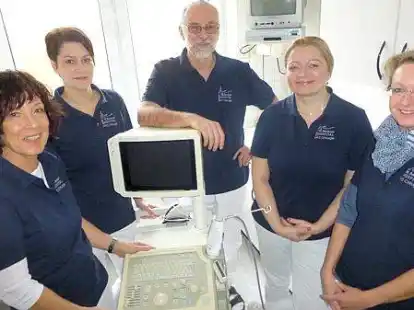 Geh&ouml;ren jetzt zum Medizinischen Versorgungszentrum des St.-Bernhard-Hospitals: Chirurg Dr. R&uuml;diger Schmidt mit seinen Mitarbeiterinnen (von links) Gunda B&ouml;ger, Gebke Schattschneider, Grazyna Golowacz und Nicole Binz