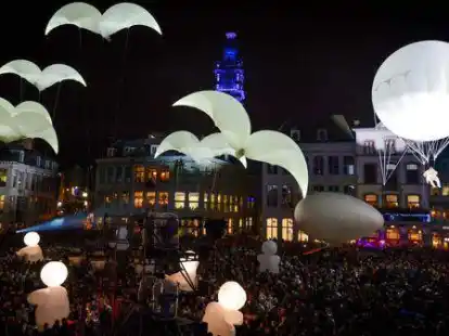 Das wallonische Mons ist mit Luftkunst, Lichtinstallationen und dem Segen des belgischen K&ouml;nigspaars in sein Kulturhauptstadtjahr 2015 gestartet. Gefeiert wurde bis tief in die Nacht zum Sonntag.