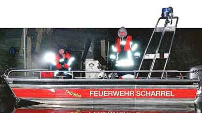 Die Feuerwehr Scharrel suchte nachts mit einem Rettungsboot nach dem verschwundenen 60-j&auml;hrigen Mann aus Sedelsberg. Im Einsatz war das Boot auf der Sagter Ems.
