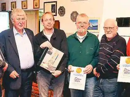 Die Geehrten und Vorstandsmitglieder beim Wassersportverein Motzen (von links): Gunnar Stark, Johannes Kr&uuml;tzkamp, Alfred Rausch, Matthias Beilken, Hubert Seiffert, Anton Ubben, Heiko Amelsberg und Holger Stockfleth.