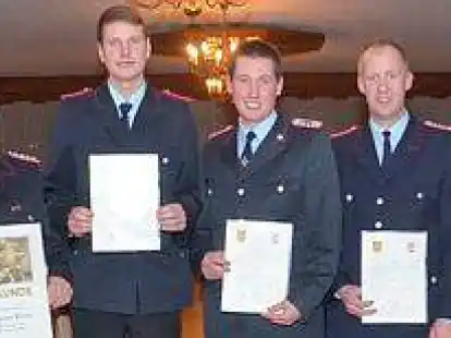 Ehrungen und  Bef&ouml;rderungen in Brettorf (von links) Ortsbrandmeister Gunter Brandes, Stefan Lorenz, Andreas Freese, Raik L&uuml;dtke, Dirk Wilkens, Kai Nordbrock, Andre Galus, D&ouml;tlingens Gemeindebrandmeister Heiner Ulrich und B&uuml;rgermeister Ralf Spille