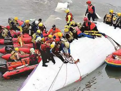 <p>Rettungskr&auml;fte versuchen das Wrack in einem Fluss der Stadt Taipeh zu bergen.</p>