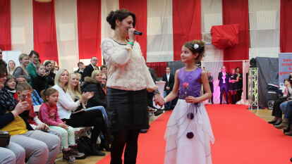 Auch der Nachwuchs  war  mit dabei: Celine (9)  im Blumenm&auml;dchenkleid.