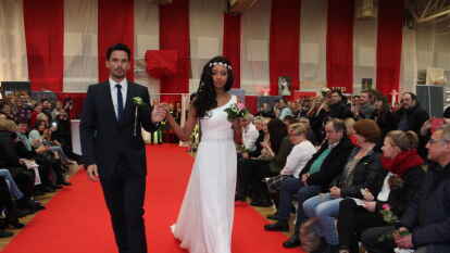 Prominente Models   auf dem Laufsteg: Ex-&bdquo;Bachelor&ldquo; Jan Kralitschka und Sainabou Sosseh, Germany&rsquo;s-Next-Topmodel-Kandidatin 2014