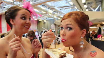 &Uuml;berall konnte ausprobiert und  probiert werden - auch leckere Hochzeitstorte.