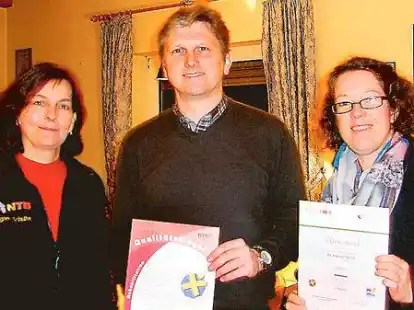 <p>Agnes Schulte (von links) &uuml;berreichte die Auszeichnung an Ludger Tholen und Doris von Uchtrup.</p>