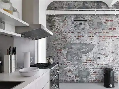 Rauer Charme: Diese Tapete von Rasch aus der Kollektion &bdquo;Factory&ldquo; ist einer freigelegten Backstein- und Betonmauer nachempfunden.