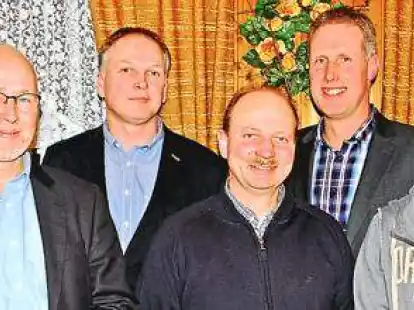 <p>Landvolk-Versammlung: Kreisgesch&auml;ftsf&uuml;hrer Bernhard Wolff (von links) und B&uuml;rgermeister Holger Lebedinzew mit den Vorstandsmitgliedern Ingo Wachtendorf, Herwig Blankemeyer, Uwe Sudbrink, Renke Poppe und Wolfgang Molle</p>