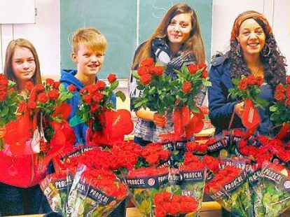 Ein echter Rosenmontag: die Sch&uuml;lervertretung des Gymnasiums Wildeshausen  als Valentinsboten. Das Bild zeigt  von links Maximilian Prei&szlig;, Anna Gabbe, Leon Beier, Gesa Kaupke, Annabelle Meier und Hannah Eylers.