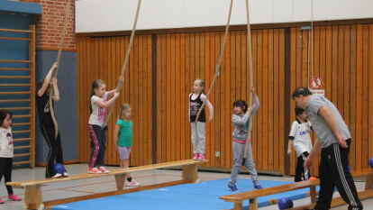 Beim Hallensportfest unter dem Motto &bdquo;Abenteuerland&ldquo; tobten sich die Grundsch&uuml;ler an den verschiedenen Stationen aus.