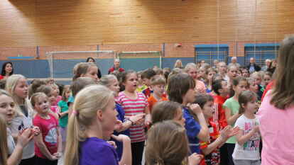Beim Hallensportfest unter dem Motto &bdquo;Abenteuerland&ldquo; tobten sich die Grundsch&uuml;ler an den verschiedenen Stationen aus.