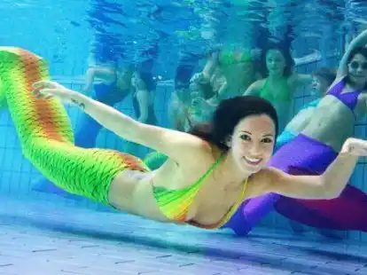 Abwechslung zu den Weltmeeren: Katrin Felton  bringt  in einem Schwimmbad in Hildesheim   Kindern das Schwimmen mit einer Meerjungfrau-Flosse bei. Die 29-j&auml;hrige mit dem K&uuml;nstlernamen Mermaid Kat verwandelt in ihrer Meerjungfrauenschule junge M&auml;dchen und Jungen in Meerjungfrauen und -m&auml;nner.