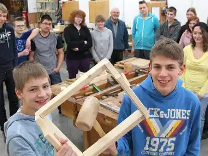 Jan Thaderamin ( links, vorne)  besucht die Oberschule Jade und m&ouml;chte sp&auml;ter gerne mit Holz arbeiten.