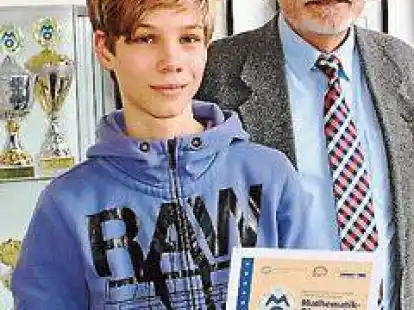 <p> Jan K&uuml;pperbusch (links) und G&uuml;nter Mertins vor der Vitrine mit den Pokalen. </p>