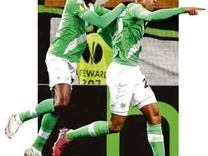 Jubel &uuml;ber das 1:1: Josuha Guilavogui (links) will Torsch&uuml;tze Naldo gar nicht mehr loslassen.