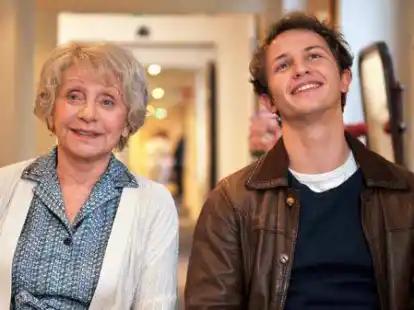 Annie Cordy (Madeleine) und Mathieu Spinosi (Enkelsohn Romain) in einer Szene des Films &bdquo;Zu Ende ist alles erst am Schluss&ldquo;