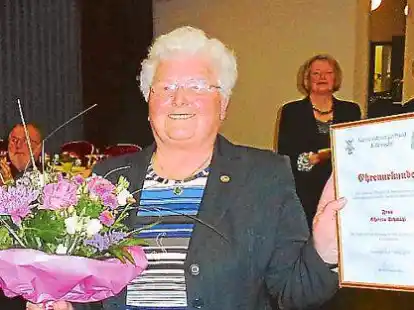 Auszeichnung f&uuml;r Christa Schm&auml;hl: Sie war 45 Jahre Kassenf&uuml;hrerin beim Gemeindes&auml;ngerbund.