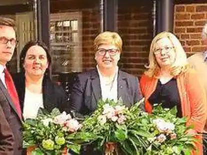 Vorstand und Beirat: Von links Helmut Ahrens, Elfriede H&uuml;niken, Holger Ritschel, Dr. Natalie Geerlings, Marlene Frers-Sextroh, Heidrun Hamjediers, Ulrich Recker, Bruno Steinhoff, Wilfried Bruns und Melanie Schneider.