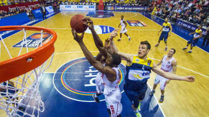 Oldenburgs Chris Kramer k&auml;mpft mit Bambergs Brad Wanamaker um den Ball.