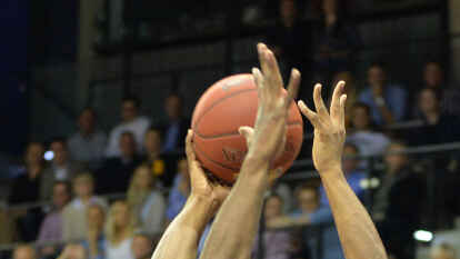 Oldenburgs Casper Ware (rechts) k&auml;mpft gegen Bambergs Trevor Mbakwe um den Ball.