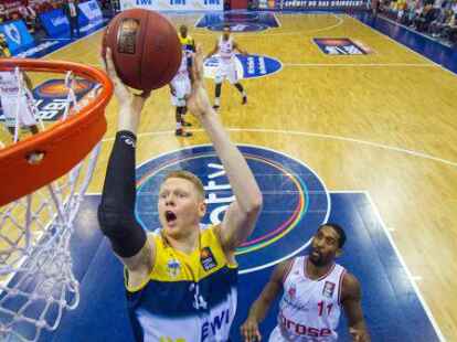 Oldenburgs Philipp Neumann beim Korbwurf, rechts schaut Bambergs Brad Wanamaker zu.